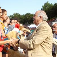 Il Presidente Arese nel corso di una premiazione (foto Colombo/FIDAL)