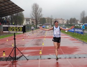 Maratonina_della_Vittoria_Duca_sul_traguardo_b