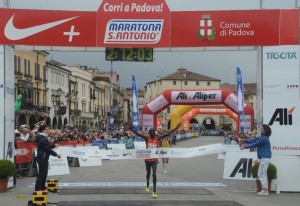 Maratona S. Antonio_L'arrivo del vincitore 2014