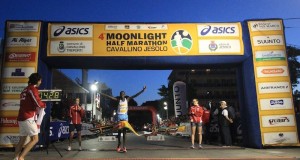Moonlight Half Marathon_l'arrivo del vincitore
