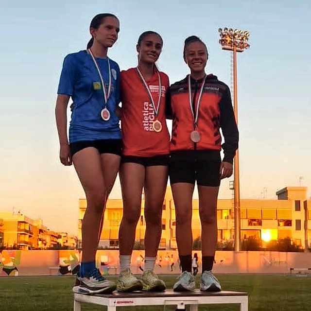 Il podio del Pentathlon Cadette ai Campionati Regionali di Molfetta: Samuela Mirto al centro, Francesca Salerno a sinistra, Marta Lusuriello a destra. Foto: US Foggia Atletica Leggera, da Facebook