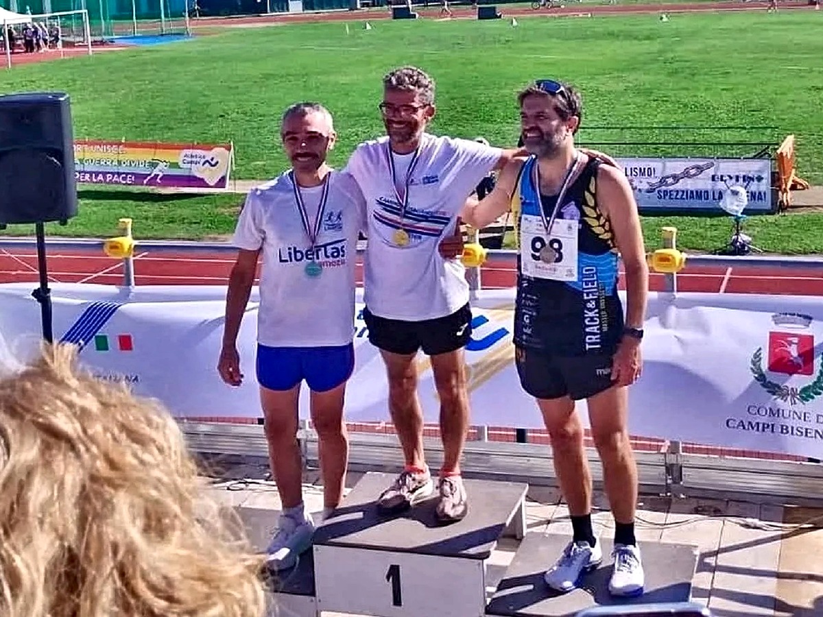 Vincenzo Pontrandolfo sul gradino più alto della marcia 5000 metri SM45 ai Campionati Italiani Master di Campi Bisenzio
