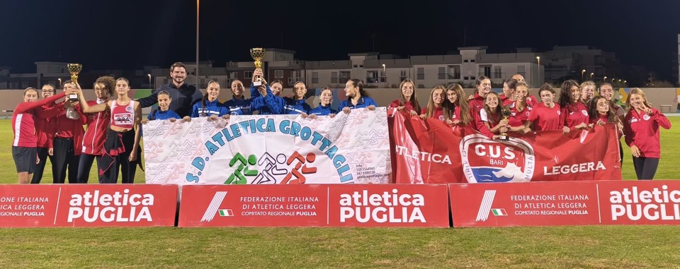 Il podio di società delle Ragazze: Atletica Grottaglie, Atletica Mediterranea Bari e CUS Bari. Foto: Daniele De Ceglie