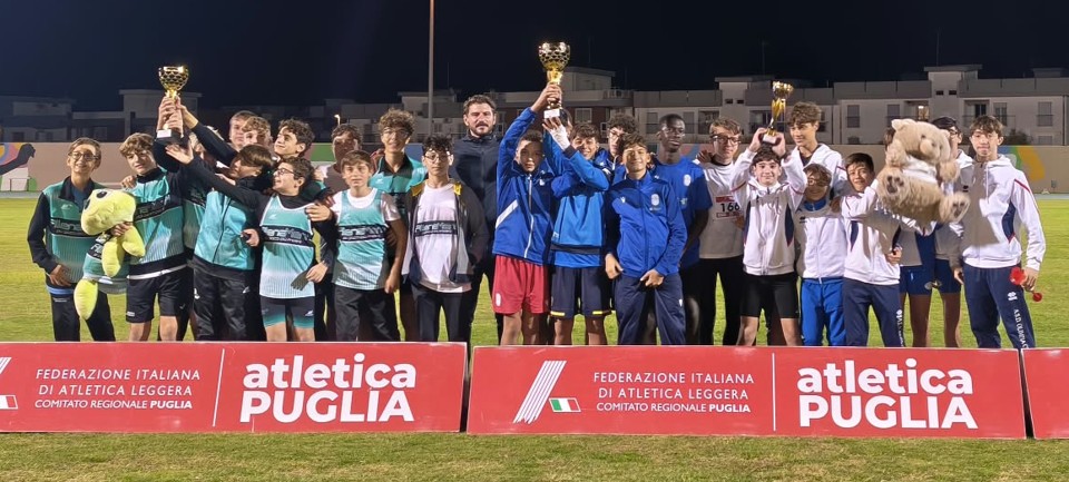 Il podio di società dei Ragazzi: A.P.S. Due Mondi, Allenamenti e A.S. Olimpia Club Molfetta. Foto: Daniele De Ceglie