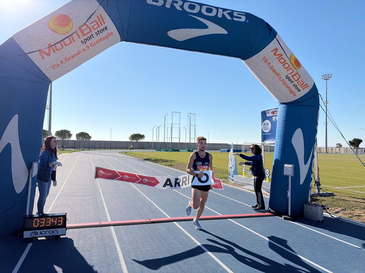 Andrea De Carolis vince la 12^ Grottaglie in corsa. Foto: ICRON