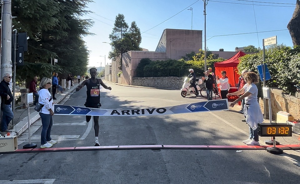 Jean De Dieu Butoyi (Bitonto Runners) vince il Trofeo Grotte a Castellana Grotte, 18 ottobre 2026 (foto ICRON)