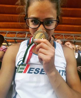 Irene Siragusa bacia la medaglia dopo la vittoria sui 100 di oggi (foto da Facebook)