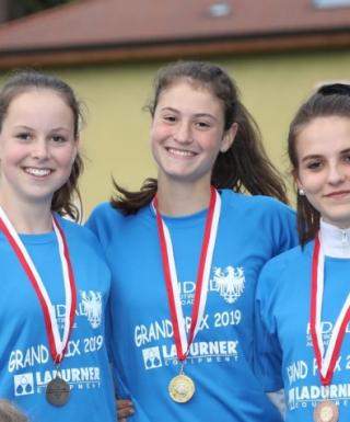 Das U16-Podium: Jana Tomasini, Siegerin Alessia Goffi und Marie Burger (Foto: www.running.bz.it)
