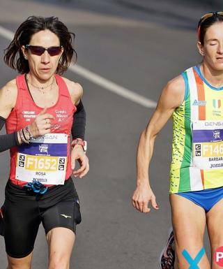 Rosa Alfieri (a sinistra), l'atleta della regione con il maggior numero di gare di 10 km (foto podis