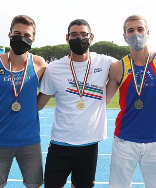 Brini (al centro) e Ronzoni (a destra) sul podio dei Campionati Italiani Promesse a Grosseto