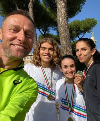 Federico Rondoni e Sara Nestola, campioni italiani, con Stefano Baldini e Rebecca Lonedo