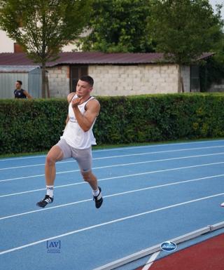 Lorenzo Tonna nei 200 metri a Vicenza (foto Atleticamente)