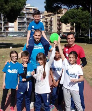 Federico Apolloni con i ragazzi della Scuola di Atletica Stella Polare