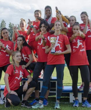 La squadra femminile dell'Atletica Avis Macerata (foto di Maurizio Iesari)
