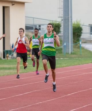 Alessandro Moscardi in azione nei 400 metri (foto di Stefano Carloni)