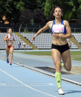 Alice Boasso taglia il traguardo degli 800 metri (foto FIDAL Piemonte/Christian Minozzi)