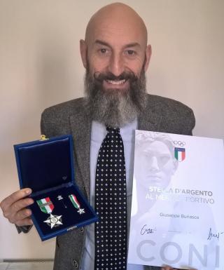 Giuseppe Buriasco con la stella d'argento del CONI