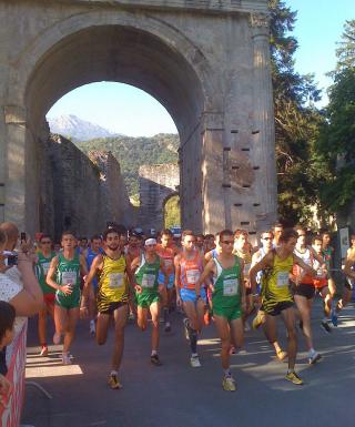 La partenza della corsa dall'Arco di Augusto a Susa