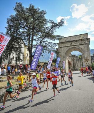 La partenza del Challenge Stellina sotto l'Arco di Augusto di Susa (foto Damiano Benedetto)