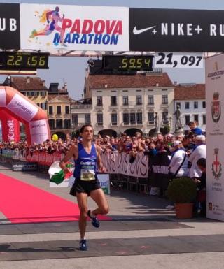 L'arrivo di Bernard sul traguardo della Padova Marathon