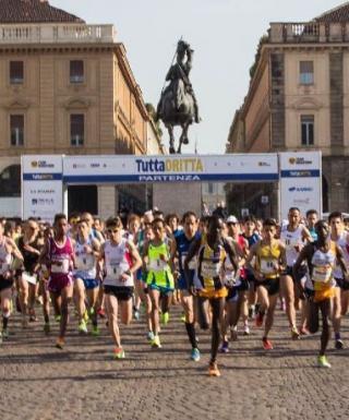 La partenza di Tutta Dritta da Piazza San Carlo a Torino (foto Team Marathon)