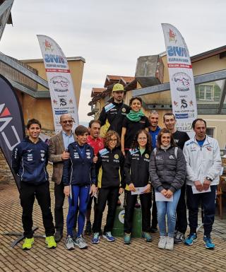 Il podio assoluto maschile e femminile dei Sentieri Cervaschesi (foto organizzatori)