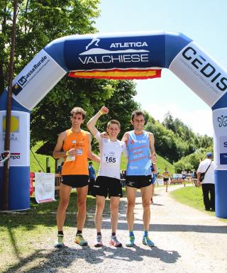 Il podio della gara maschile - Foto di Valeria Biasioni / FIDAL Trentino