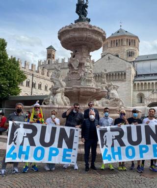 La staffetta trentina di Run4Hope in Piazza Duomo a Trento con Crippa, Demadonna e Parise