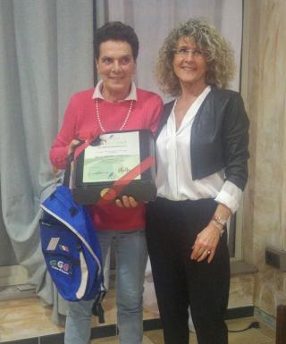 Maria Calabrese riceve il premio da Paola Congiu