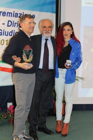 Il presidente Giomi premia Daniele Corsa (foto FIDAL Puglia)