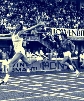 1974 - Alberto Juantorena vince i 400m in 44.9