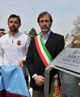 Alberto Milardi e il sindaco Simone Petrangeli (foto Vannicelli)