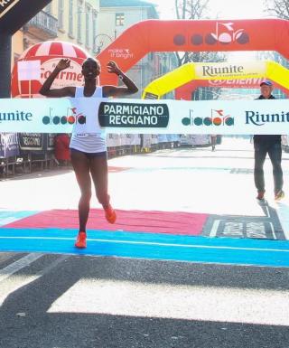 L'arrivo vincente dell'etiope Tsehay alla Maratona di Reggio Emilia (foto Organizzatori)