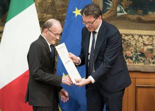 Filippo Tortu e il sottosegretario Giancarlo Giorgetti (foto Attili)