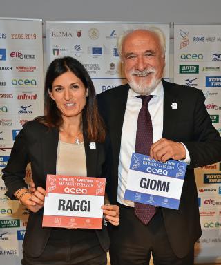 La sindaca di Roma Virginia Raggi e il presidente FIDAL Alfio Giomi (foto FIDAL/GMT Mezzelani)