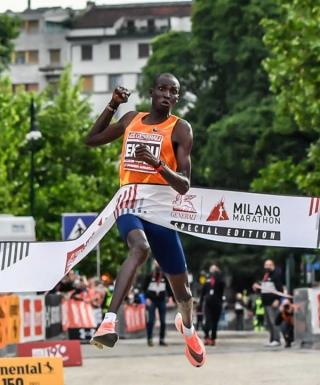 Titus Ekiru nella Milano Marathon (foto LaPresse/organizzatori)