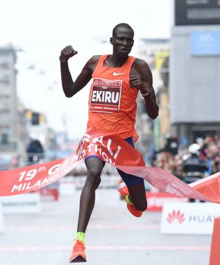 Titus Ekiru vincitore a Milano nel 2019 (foto organizzatori/La Presse)