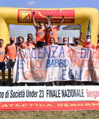 La squadra maschile dell'Atletica Vicentina festeggia lo scudetto U23 (foto Maraviglia)
