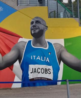 Il murales per Marcell Jacobs a Desenzano del Garda