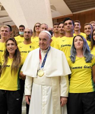 Papa Francesco con gli atleti Fiamme Gialle (foto Fiamme Gialle)