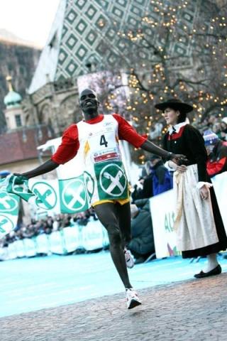Titus Ekiru nella Milano Marathon (foto LaPresse/organizzatori)