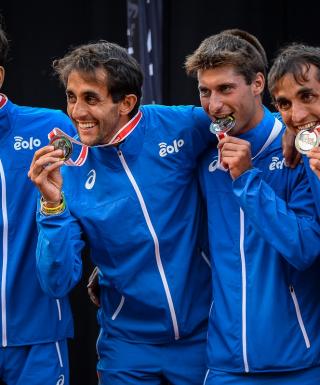 Gli azzurri della corsa in montagna sul podio mondiale (foto Benedetto)