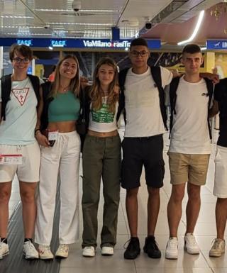 Il gruppo milanese all'aeroporto - foto Delaini