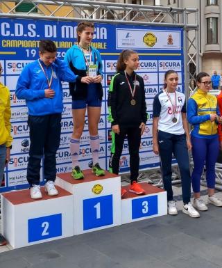 Beatrice Bertolone sul podio a Frosinone (foto Battaglio CUS Torino)