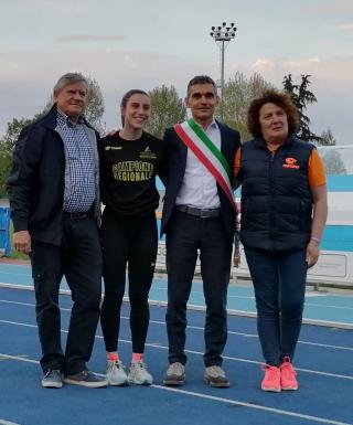 Agnese Musica con il sindaco di Chieri, il presidente della Novatletica e il tecnico Serena Putinati