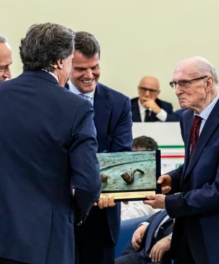 Livio Berruti premiato dal presidente di Sport e Salute Marco Mezzaroma (foto Morris Paganotti)