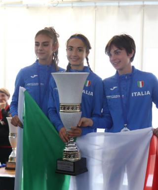 Isabella Caposieno sul podio con la squadra azzurra (foto Diecisettanta/Promorun)