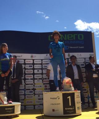 Cristina Frontespezi sul podio (foto Roata Chiusani)