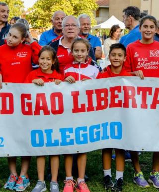 Adriano Ghellere con i suoi ragazzi alla festa dei 50 anni della GAO Libertas Oleggio