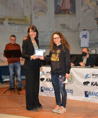 Francesca Ghelfi premiata dall'Assessore allo Sport di Cuneo (foto FIDAL Cuneo)